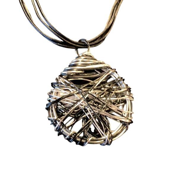 New Faux Pearl Bead Wired Corded Lightweight Statement Necklace in Red Gift Box - Picture 4 of 5